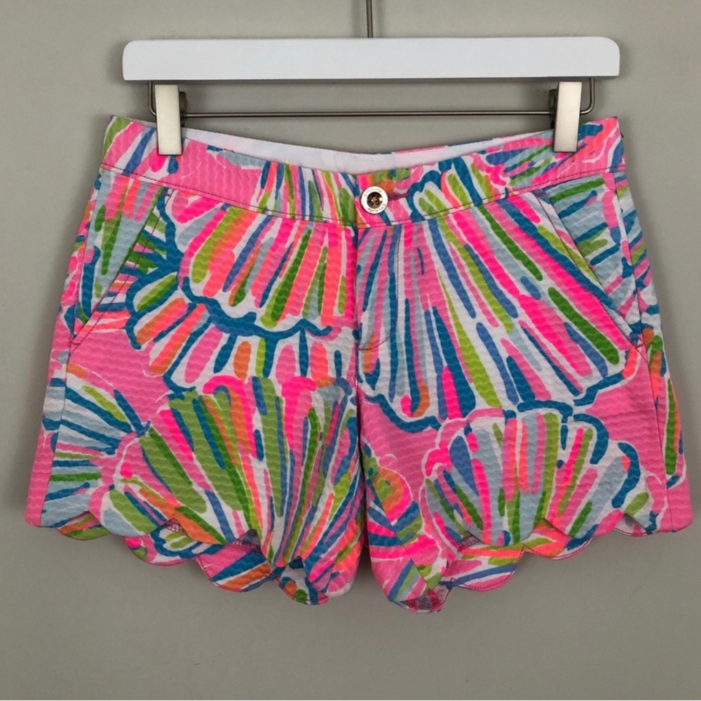 Lilly Pulitzer Scallop Buttercup Shorts in
Pink Pout Shellabrate💗